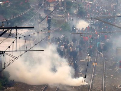 Hindari Kesalahan, Begini Pertolongan Pertama Gas Air Mata