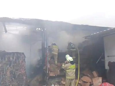 Gudang Kardus Terbakar Hebat, 9 Unit Damkar Dikerahkan