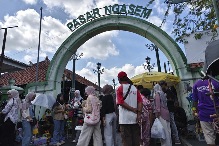 Pasar Ngasem Yogyakarta Diserbu Wisatawan Saat Libur Nataru