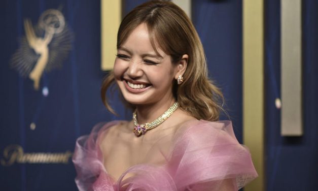 Lisa BLACKPINK Bungkam Haters, Jadi Presenter Golden Globes