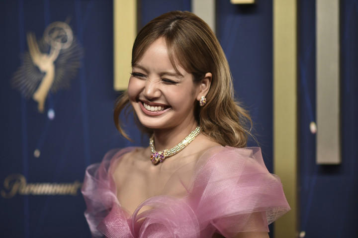 Lisa BLACKPINK Bungkam Haters, Jadi Presenter Golden Globes