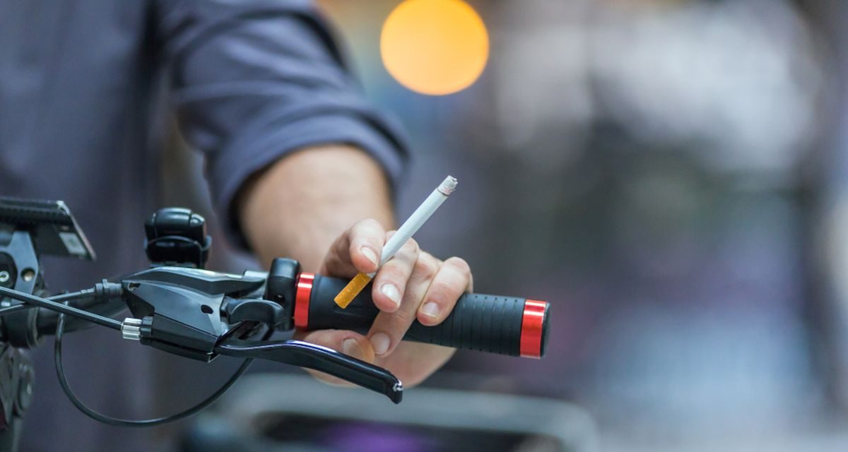 Tips Safety: 3 Cara Sopan Minta Pengendara Matikan Rokok