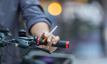 Tips Safety: 3 Cara Sopan Minta Pengendara Matikan Rokok