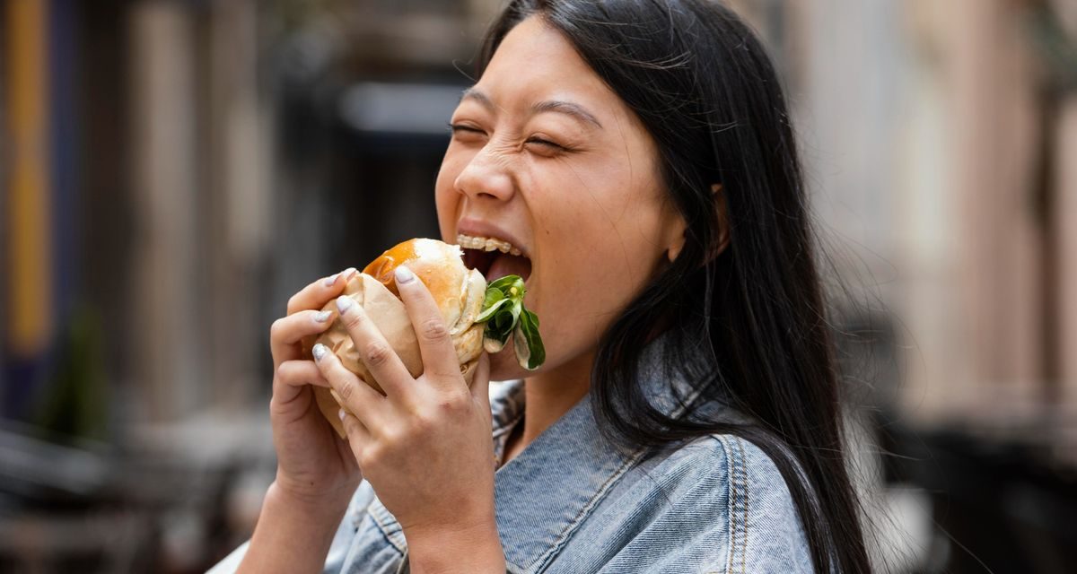 Bukan Rakus! Ini Alasan Biologis Remaja Suka Makan Terus