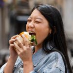Bukan Rakus! Ini Alasan Biologis Remaja Suka Makan Terus