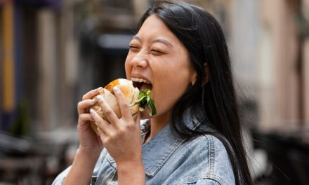 Bukan Rakus! Ini Alasan Biologis Remaja Suka Makan Terus