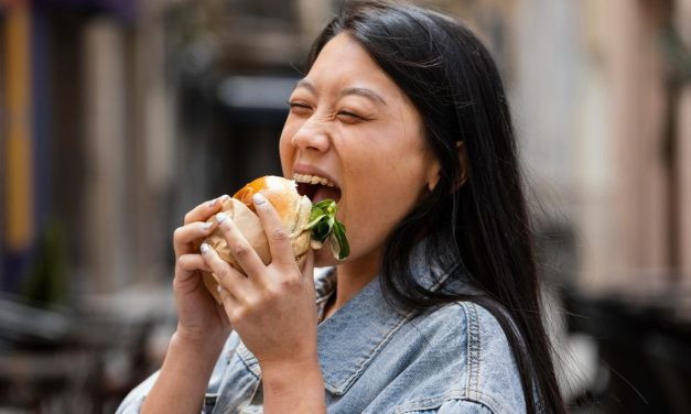 Bukan Rakus! Ini Alasan Biologis Remaja Suka Makan Terus