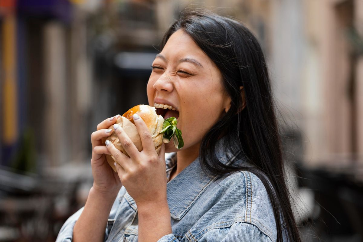 Bukan Rakus! Ini Alasan Biologis Remaja Suka Makan Terus