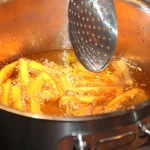 Trik Gampang Bikin Minyak Goreng Gak Cepat Basi & Hitam